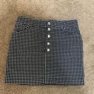 Forever 21 button up skirt fits well and in good shape